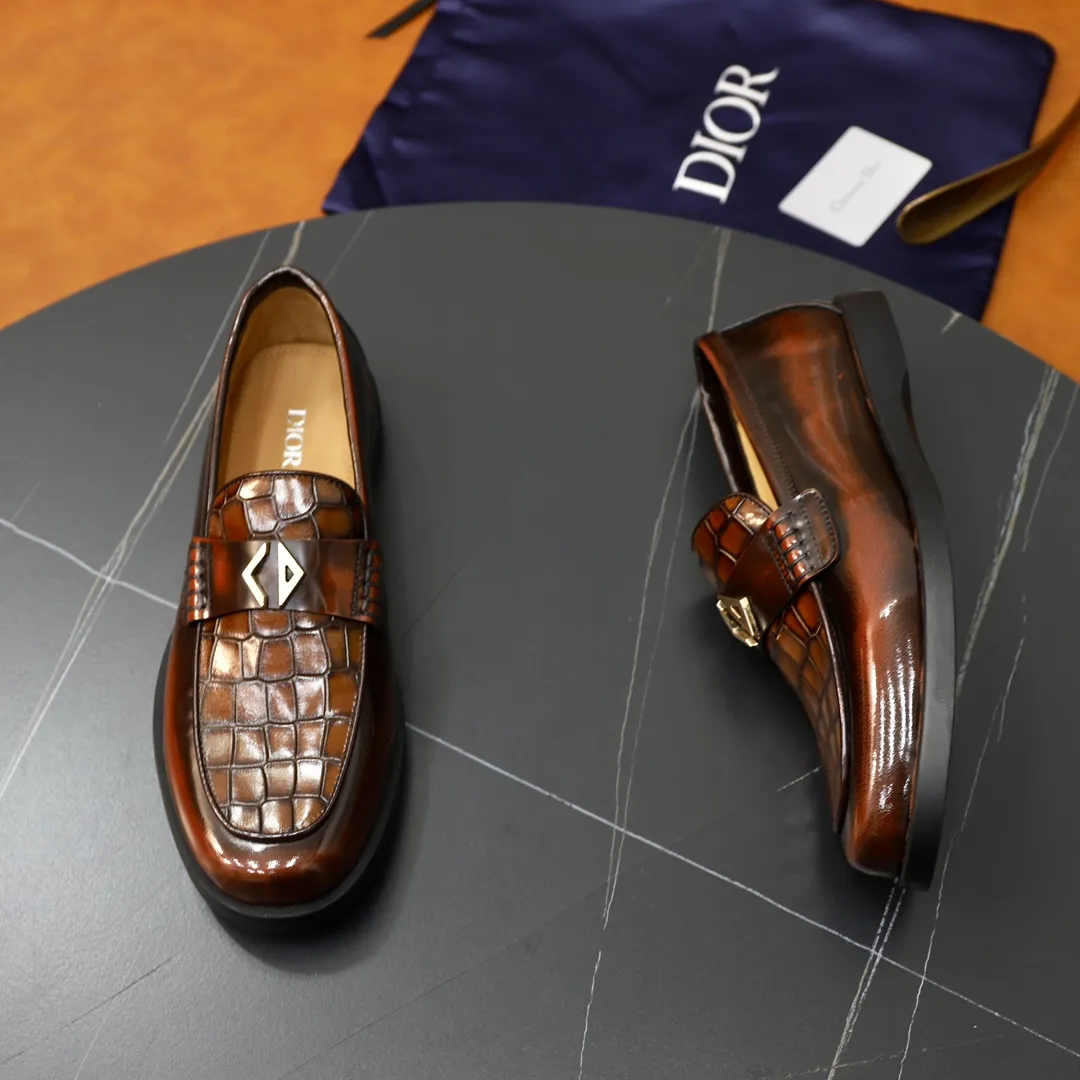 Ex-factory price: 540🙅‍♂️🙅‍♂️🙅‍♂️ Brand: Dior DIOR Standard code: Men's code 38/44 (45 can be customized) Grade: Same as the official website Material: Original cowhide stitching, cowhide lining, original TPU wear-resistant soft outsole Style categories: Leisure and sports version, footwear for driving, young fashion, European and American trends, British style Color: actual picture color
